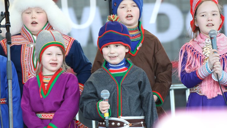 Samiske barn i tradisjonelle kofter