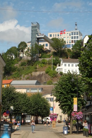 Bilde fra Torvet i Arendal retning glassheisen som fører til Fløyheia Foto: ows / SFAG. Bilde fra Torvet i Arendal retning glassheisen som fører til Fløyheia